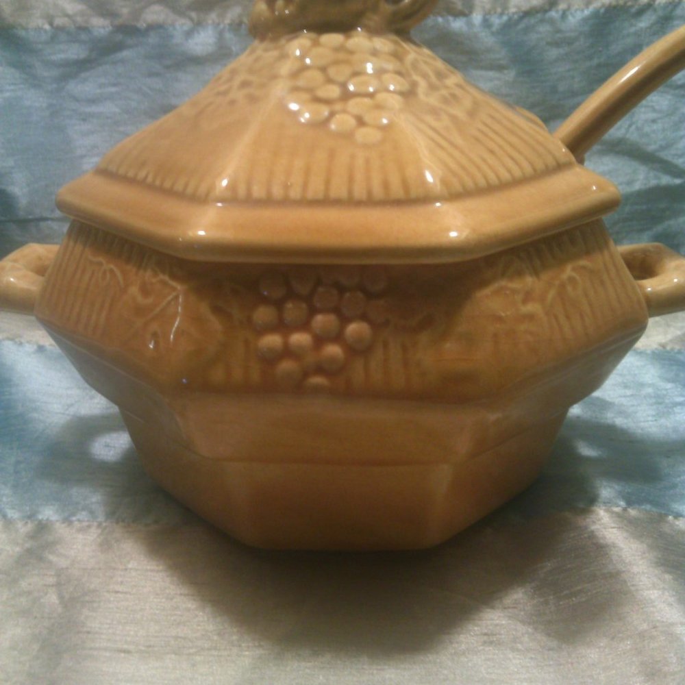 Vintage Golden Yellow Soup Tureen With Ladlle ( Marked Calif USA 410 ) - Picture 3 of 10